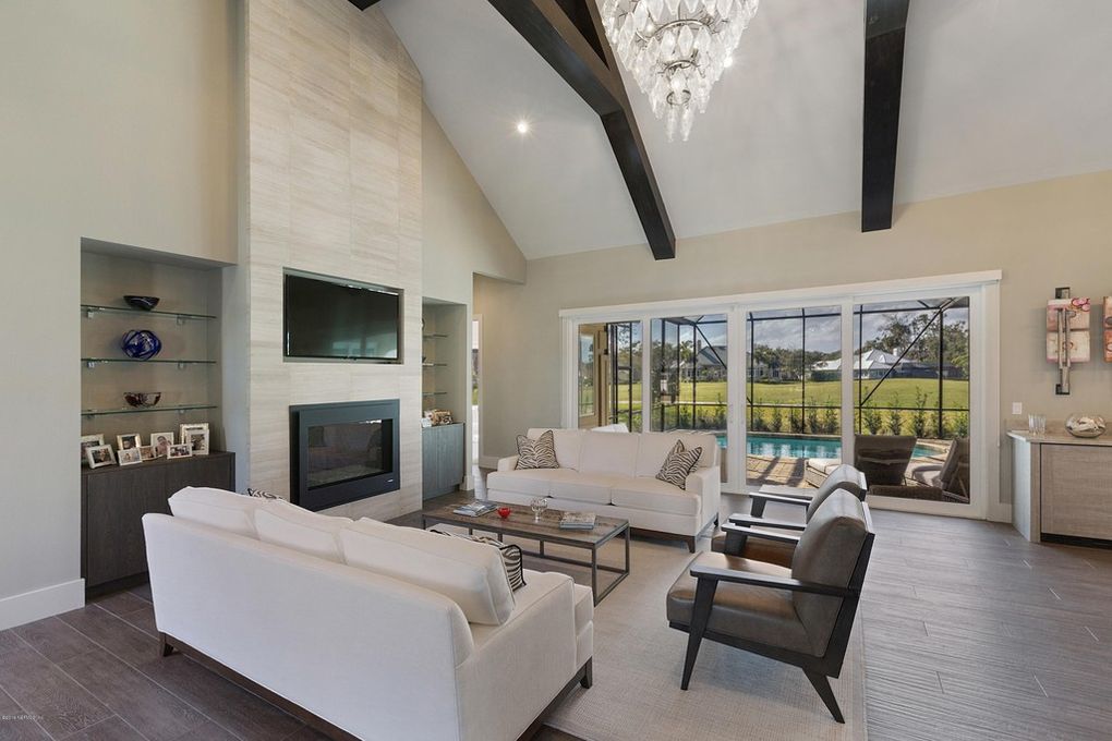 Debby Gomulka created an airy vacation home in this Florida interior design project